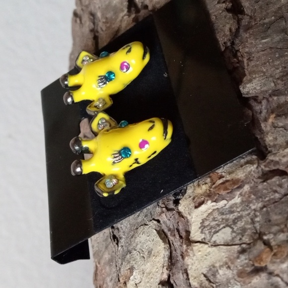 Vintage BETSEY JOHNSON A Day At the Zoo Collection Giraffe Head Post Earrings. - Picture 3 of 6